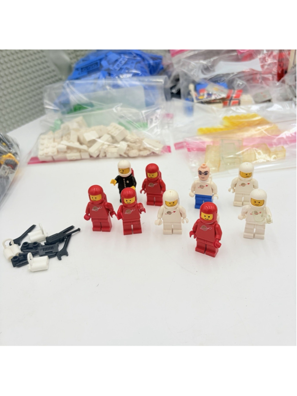 LEGO Classic Space Lot 9 Minifigs 4 Moon Baseplates Roadway LL924 Parts